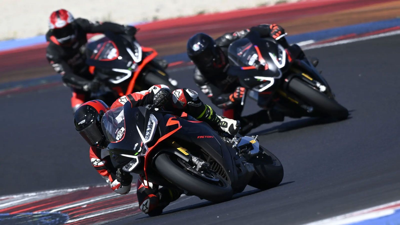 Αν ξεκινάς τώρα, το καλύτερο βήμα είναι ένα σχολείο οδήγησης πίστας με εκπαιδευτή. Θα διορθώσει τη θέση σου, θα σε βάλει στις σωστές τροχιές και θα σε