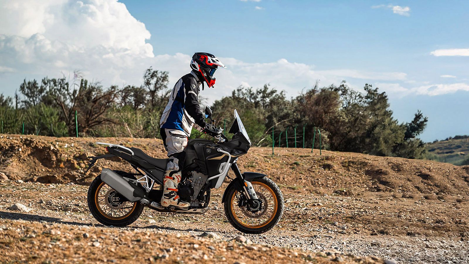 Η KOVE 800X TOURING αποτελεί την πιο ταξιδιωτική εκδοχή της σειράς 800X, με ξεκάθαρη στόχευση στις μεγάλες αποστάσεις και στον πλούσιο στάνταρ εξοπλισ