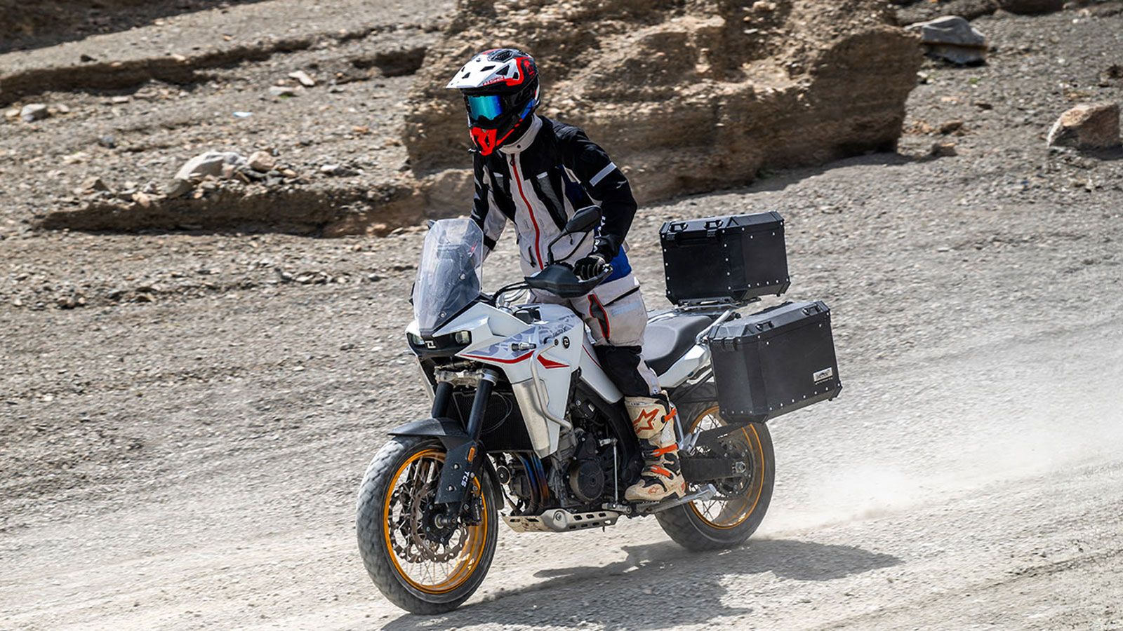 KOVE 800X TOURING: Με τιμή 8.495 ευρώ και τόσο εξοπλισμό που δεν το περίμενε κανείς