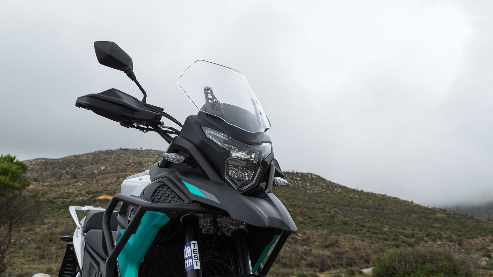 Η εμφάνισή του είναι επιβλητική, με μεγάλο όγκο μπροστά, τονισμένες γραμμές και ένα σύνολο που δείχνει πιο «ώριμο» από το αναμενόμενο για την κατηγορί