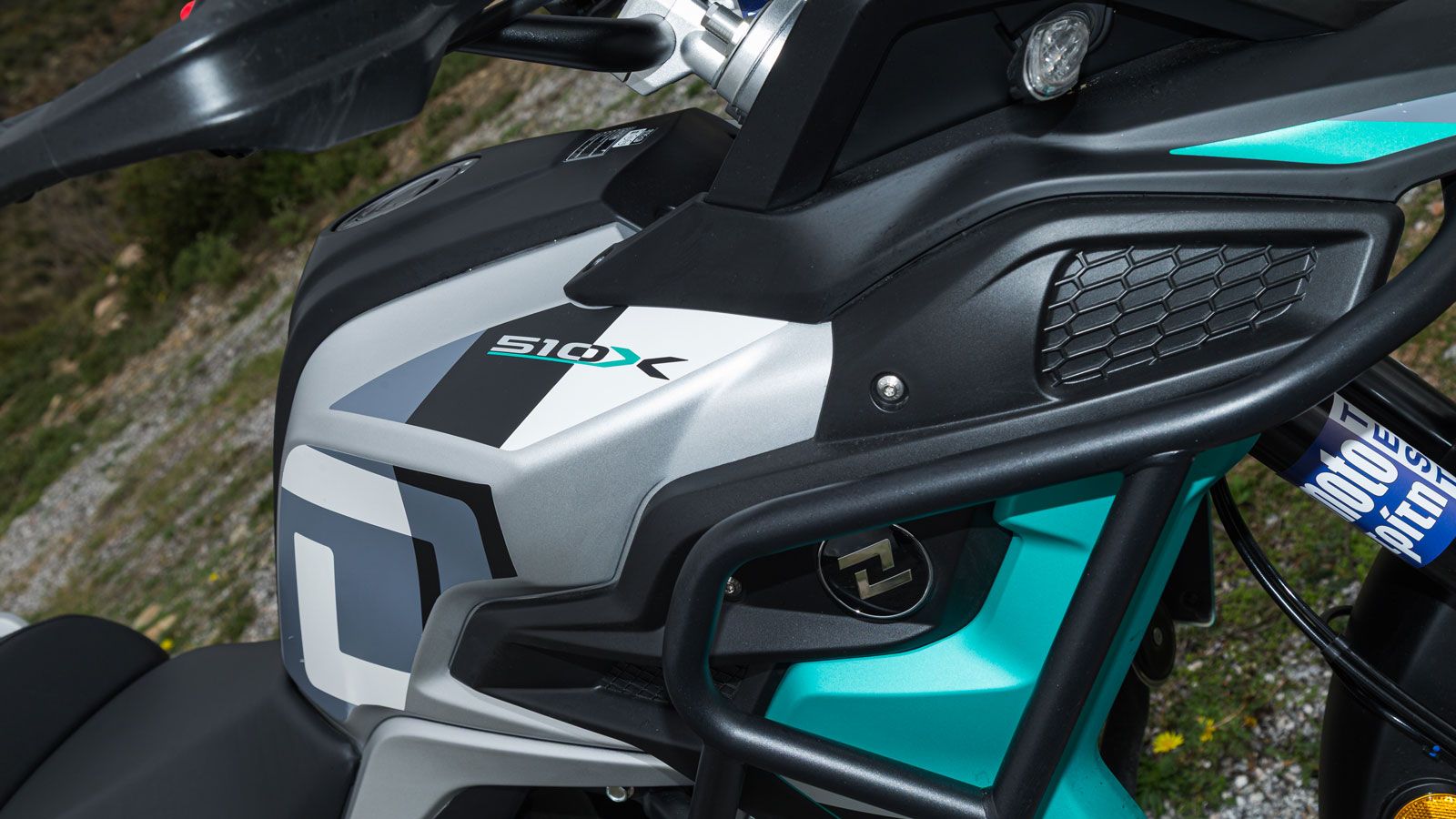  Τα πλαϊνά κάγκελα και η ποδιά επιτρέπουν στον αναβάτη να οδηγεί τη μοτοσυκλέτα με περισσότερη αυτοπεποίθηση όταν οι συνθήκες δυσκολεύουν. 