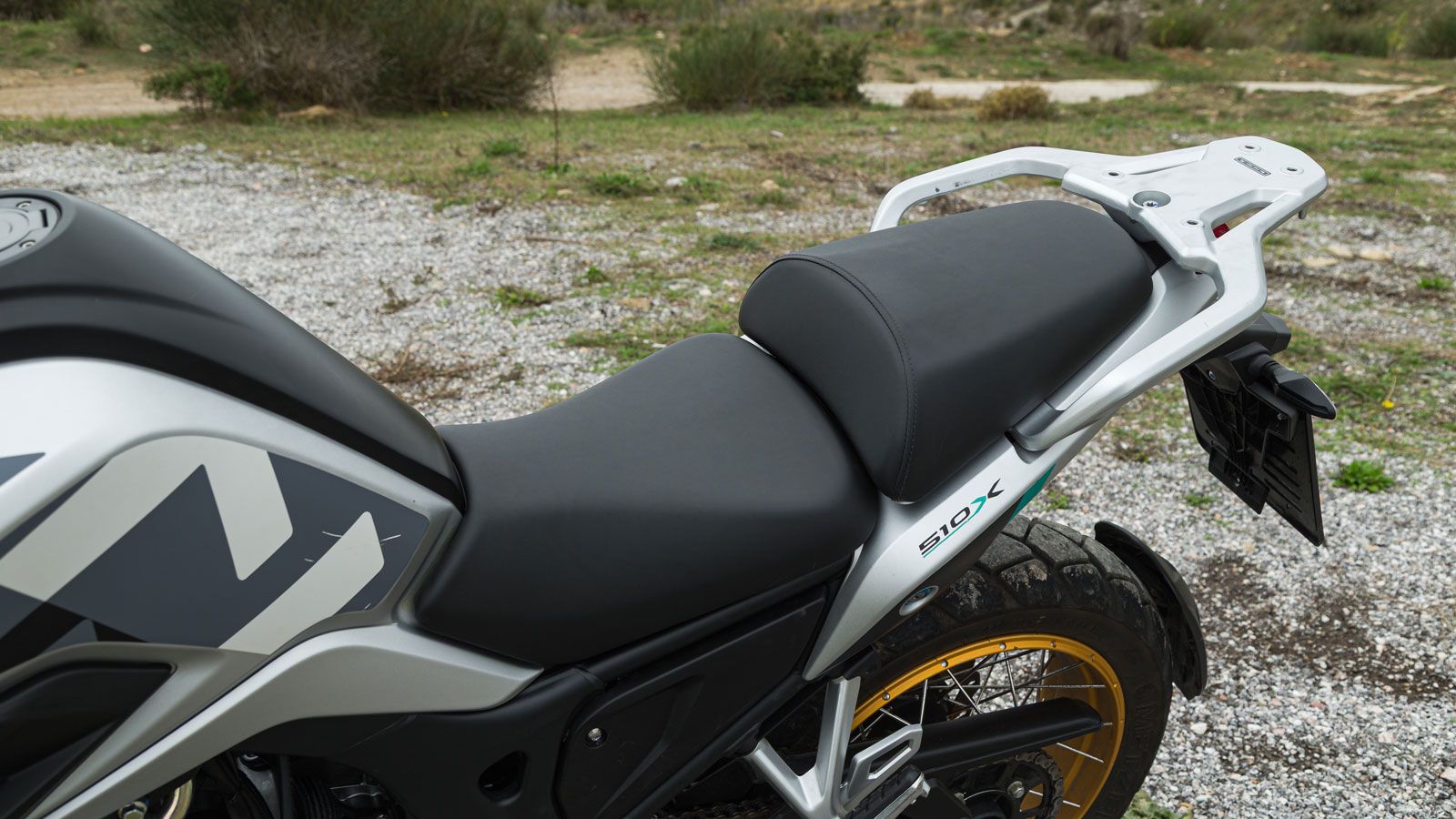 Στη σέλα του Maverick 510X αντιλαμβάνεσαι άμεσα ότι η KOVE έδωσε έμφαση στην καθημερινή χρήση και στο ταξίδι. 