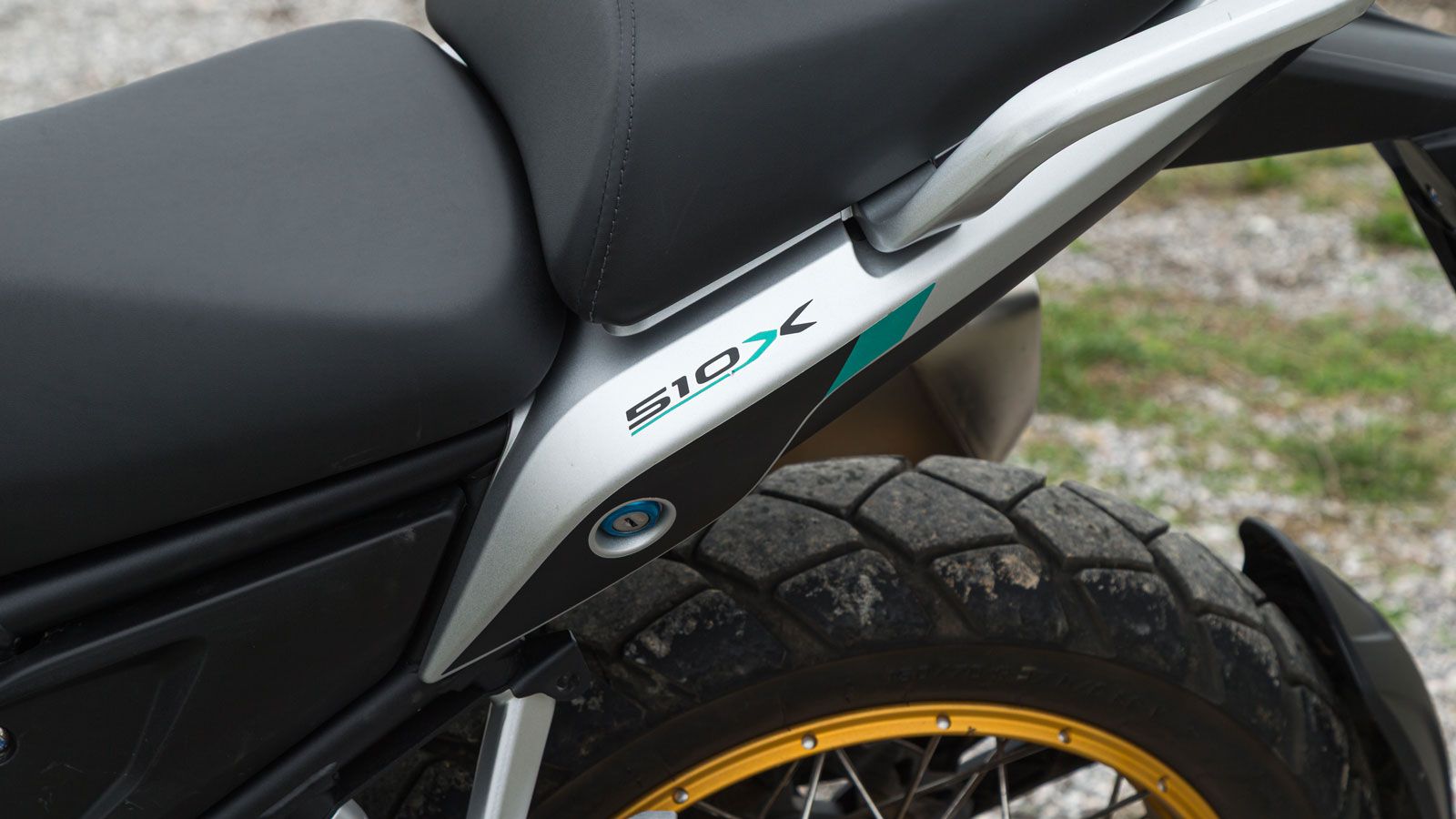 Η σέλα είναι πλατιά και υποστηρίζει τον αναβάτη χωρίς να δημιουργεί πίεση σε συγκεκριμένα σημεία. Το ύψος της, στα 820 χιλιοστά, τοποθετεί το 510X σε 