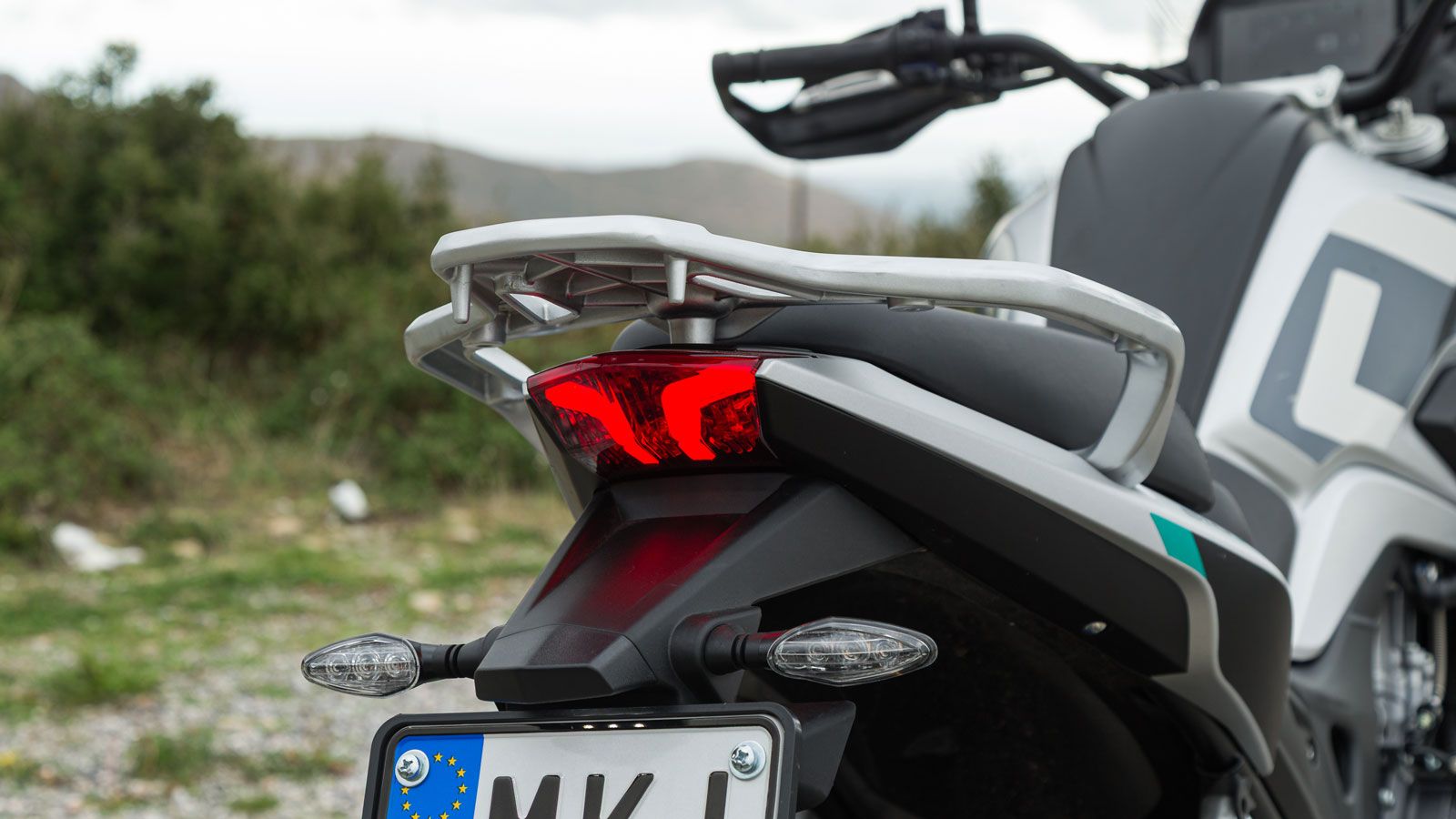 Ο φωτισμός FULL LED αποτελεί χαρακτηριστικό σημείο της σχεδίασης. Η διαιρούμενη διάταξη του προβολέα, τα περιμετρικά DRL και τα δύο φωτιστικά τόξα που