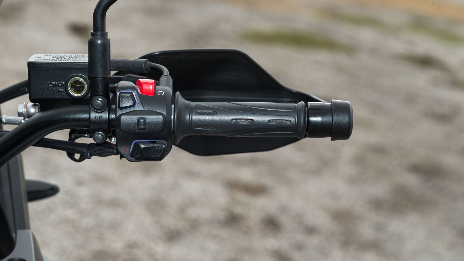  Το τιμόνι βρίσκεται σε σωστή απόσταση από τον αναβάτη ώστε να μην κουράζει τα χέρια, δίνοντας  έτσι φυσική όρθια θέση σώματος.