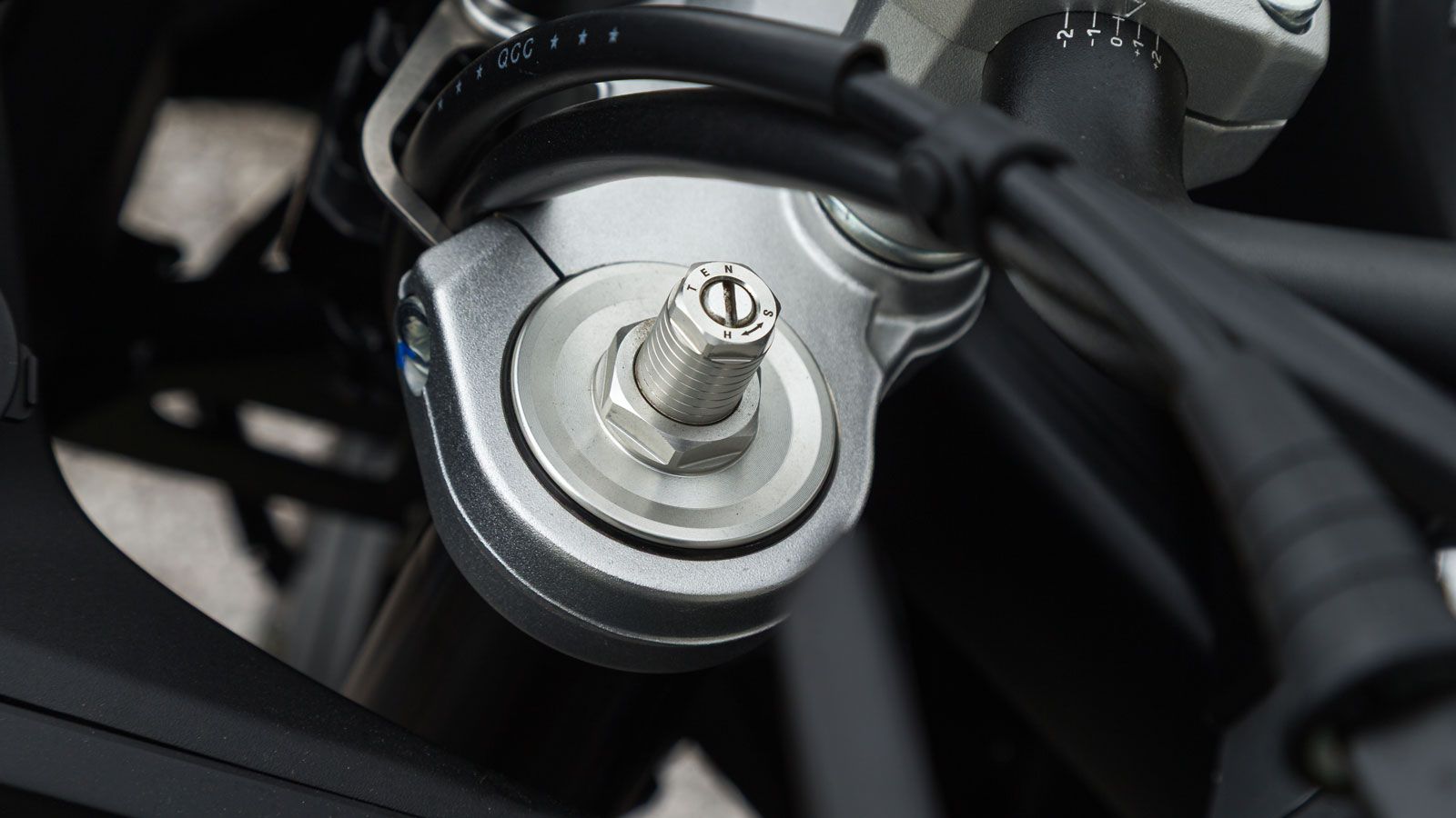 Οι αναρτήσεις φέρουν την υπογραφή KYB, με ανεστραμμένο πιρούνι 41 mm και διαδρομή 195 mm μπροστά, και monoshock με μοχλικό πίσω. 