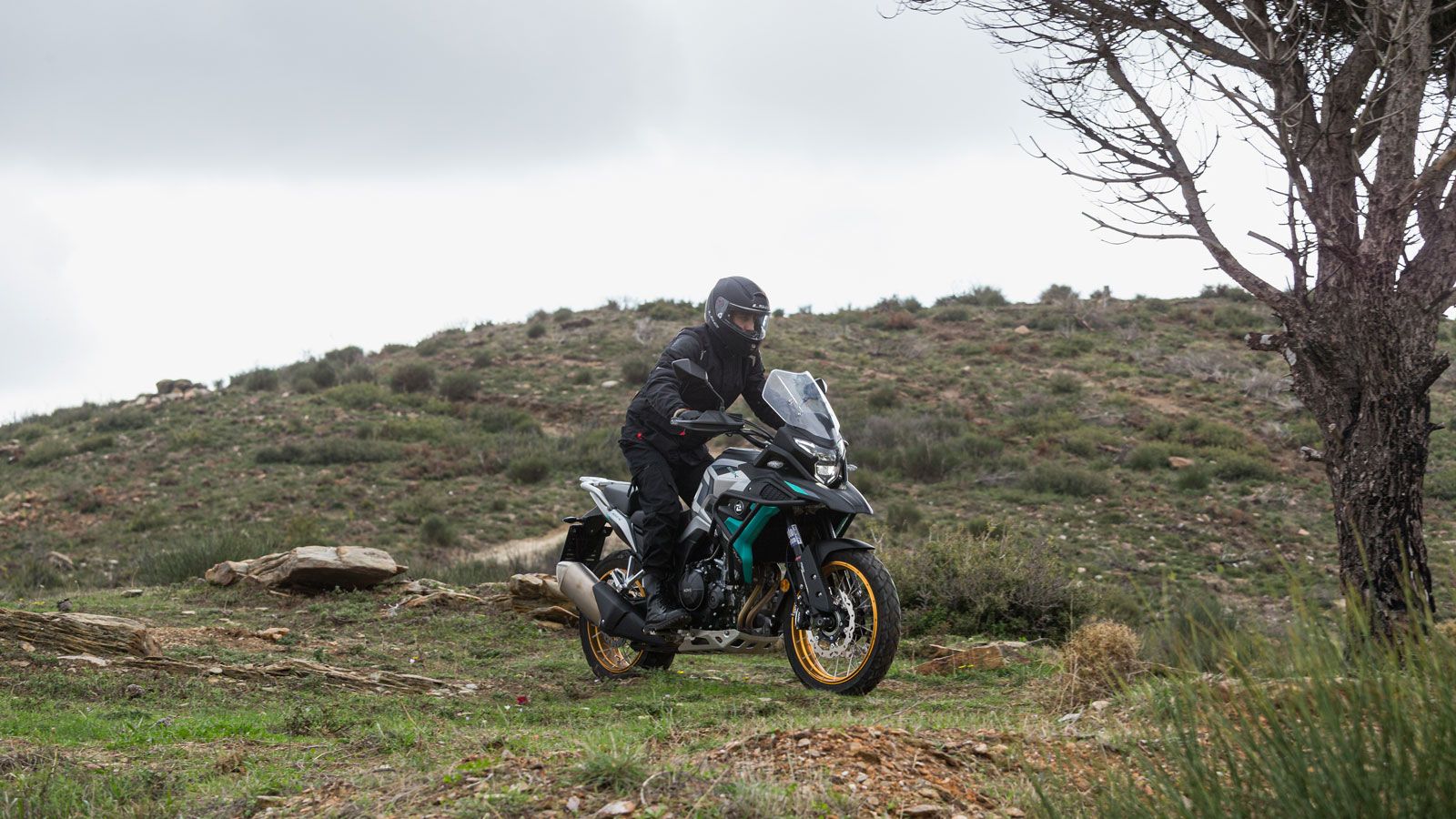 Ωστόσο, το βάρος της γίνεται αντιληπτό σε πολύ κλειστές ή τεχνικές χωμάτινες διαδρομές, όπου απαιτείται περισσότερη προσπάθεια για αλλαγές κατεύθυνσης