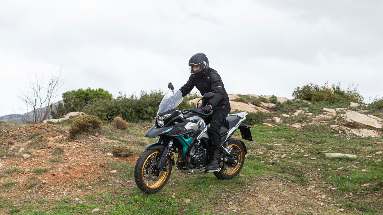 Στο χώμα, η Maverick 510X είναι ικανή για ήπιες και μέτριας δυσκολίας διαδρομές. Η απόσταση από το έδαφος, οι αναρτήσεις και τα ελαστικά της επιτρέπου