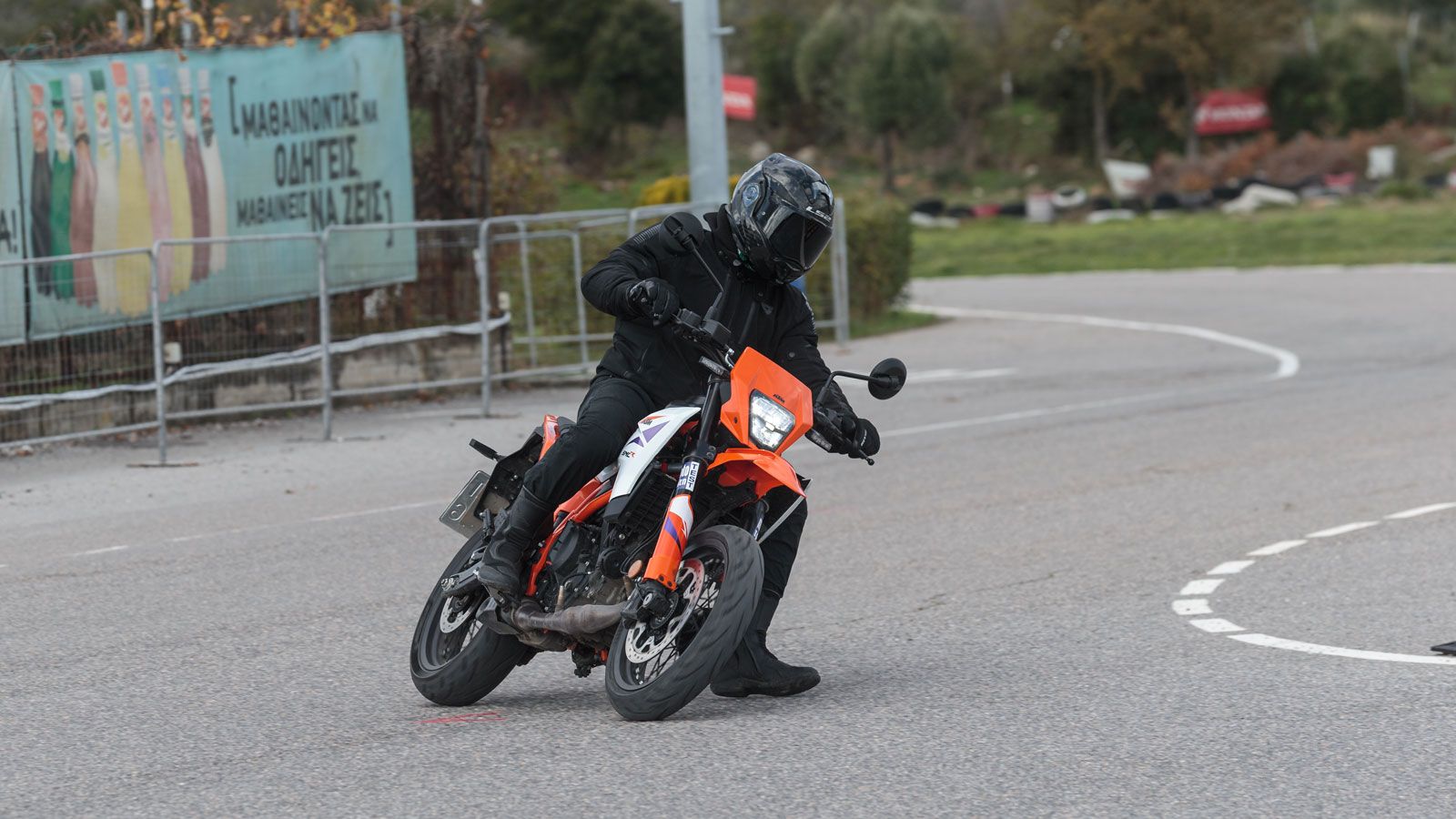 Δοκιμάζουμε το νέο ΚΤΜ 390 SMC R - Βγάζει γούστα 