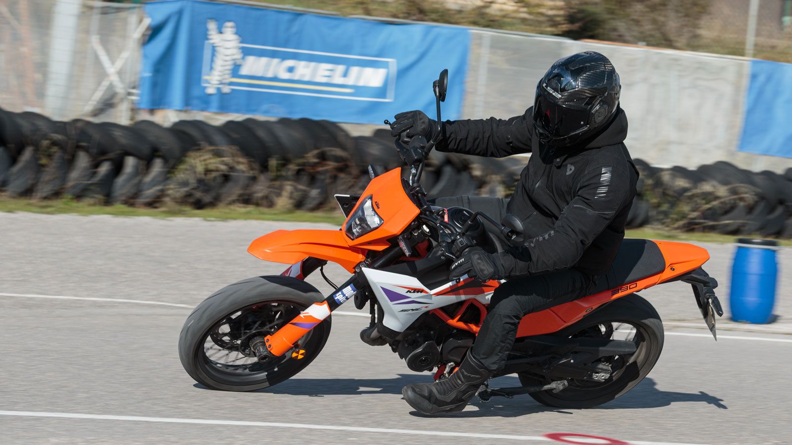 Ας μην κρυβόμαστε πίσω από το δάχτυλο μας, τα supermoto αποτελούσαν και αποτελούν διακαή πόθο όσων αναζητούν γερές δόσεις «αλητείας» σε δρόμο και πίστ