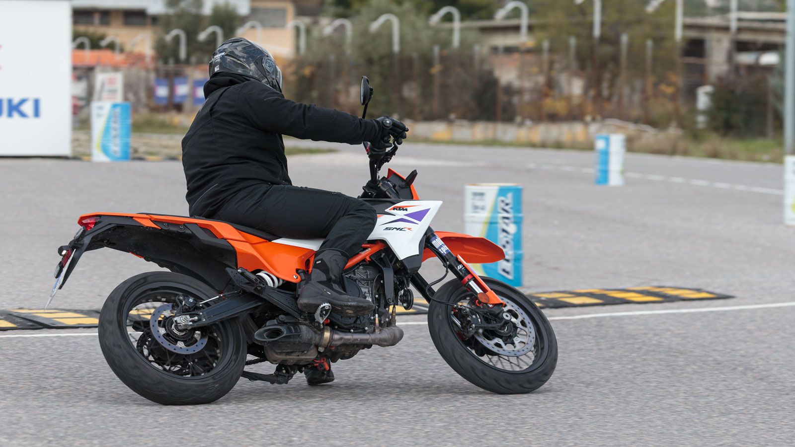 Οι αναρτήσεις είναι ουσιαστικά ίδιες με τα Enduro και Adventure που σημαίνει ότι μπορείς να οδηγήσεις γρήγορα με μεγάλες κλίσεις λαμβάνοντας πλούσια α