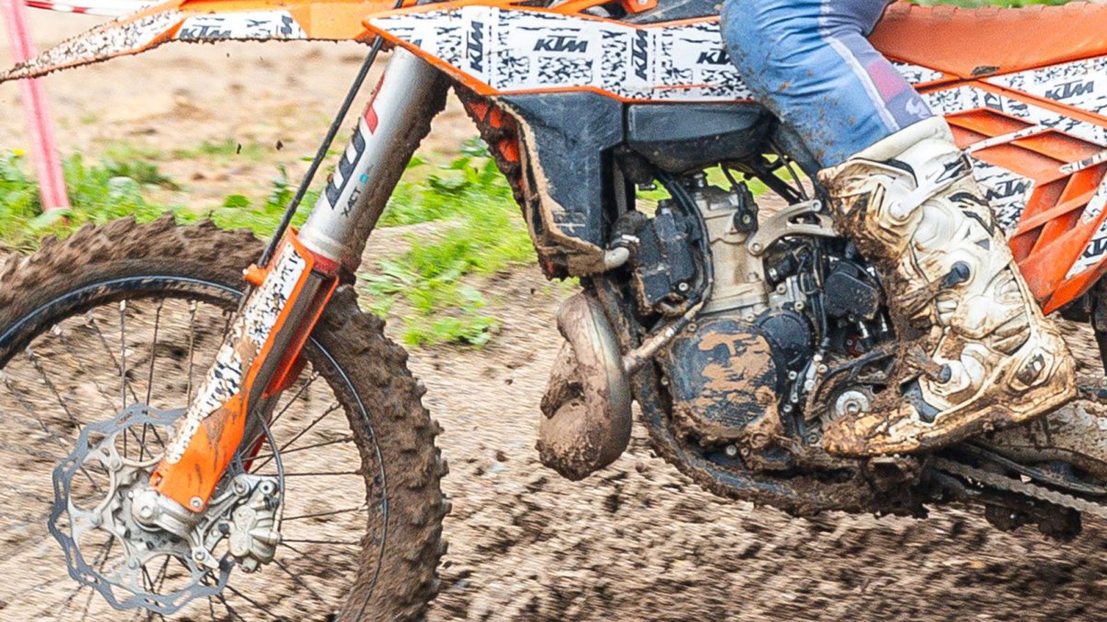 ο νέο δίχρονο πρωτότυπο KTM που εντοπίστηκε σε δοκιμές αποκαλύπτει ότι στο Mattighofen η δίχρονη τεχνολογία αντιμετωπίζεται ως σύγχρονη πλατφόρμα εξέλ