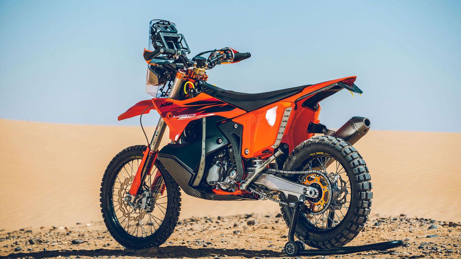 Οι αναρτήσεις είναι φυσικά WP Pro πλήρως ρυθμιζόμενες, ενώ το φρενάρισμα αναλαμβάνει σύστημα Brembo.