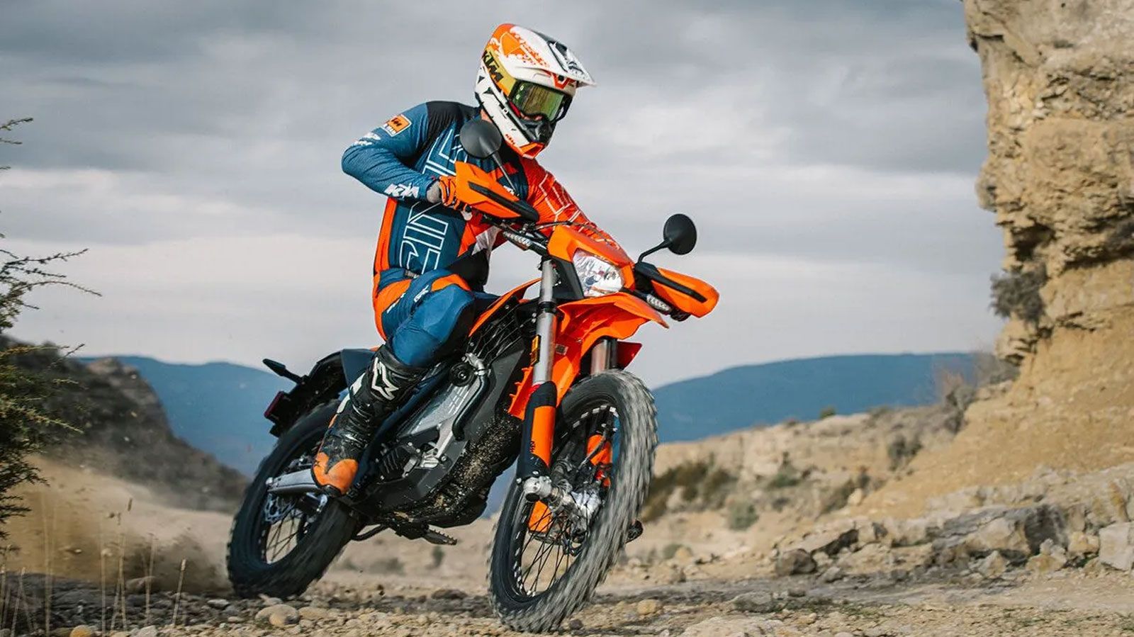 Στην καρδιά της KTM Freeride E 2027 βρίσκεται ένας ηλεκτροκινητήρας που αποδίδει 26,1 ίππους ισχύ και 3,77 kgm ροπής, προσφέροντας άμεση απόκριση στο 