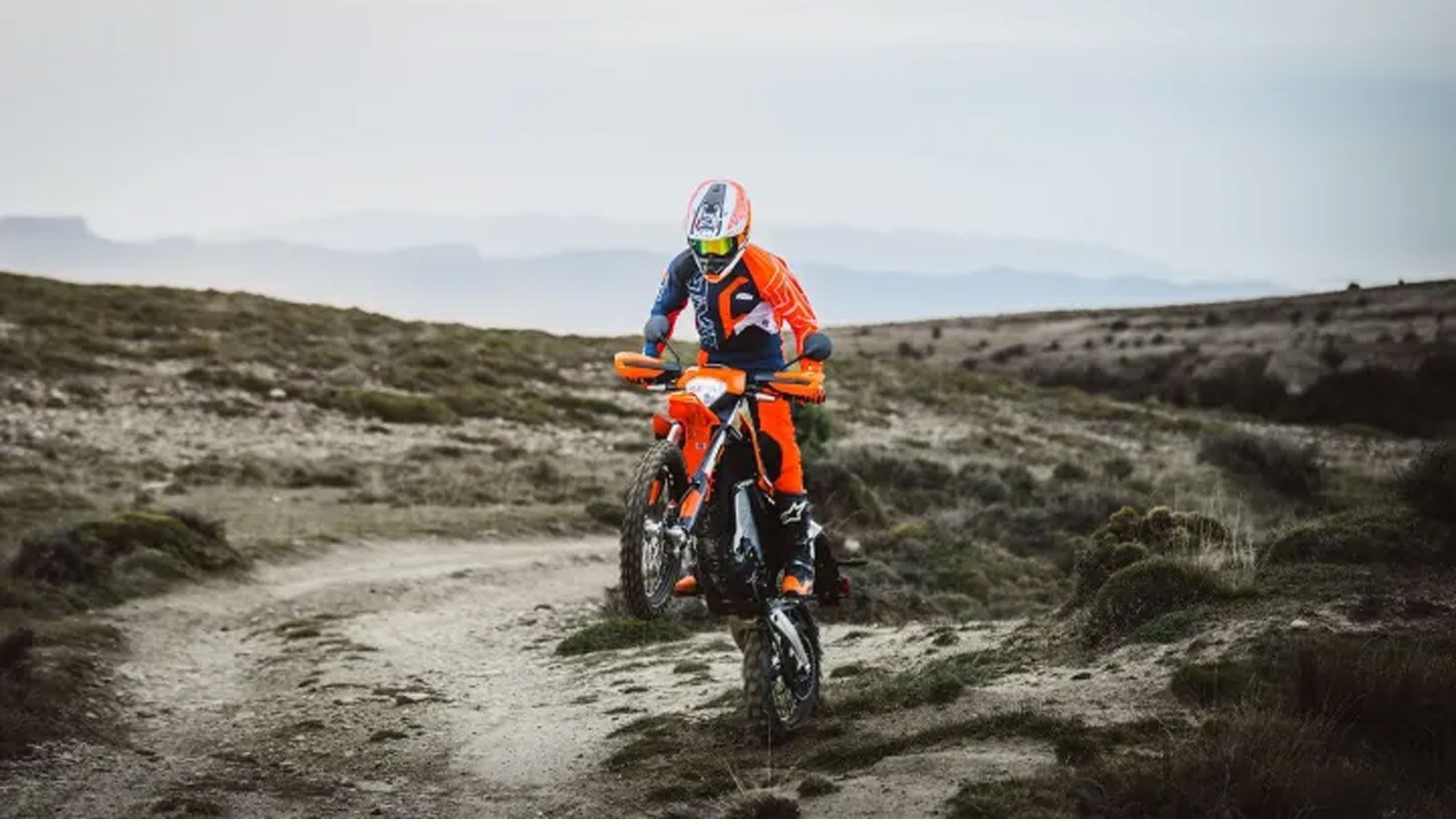 Η νέα σχεδίαση και τα ανανεωμένα χρώματα ενισχύουν τον σύγχρονο χαρακτήρα του μοντέλου, το οποίο πλέον δεν είναι απλώς ένα ηλεκτρικό enduro, αλλά μια 