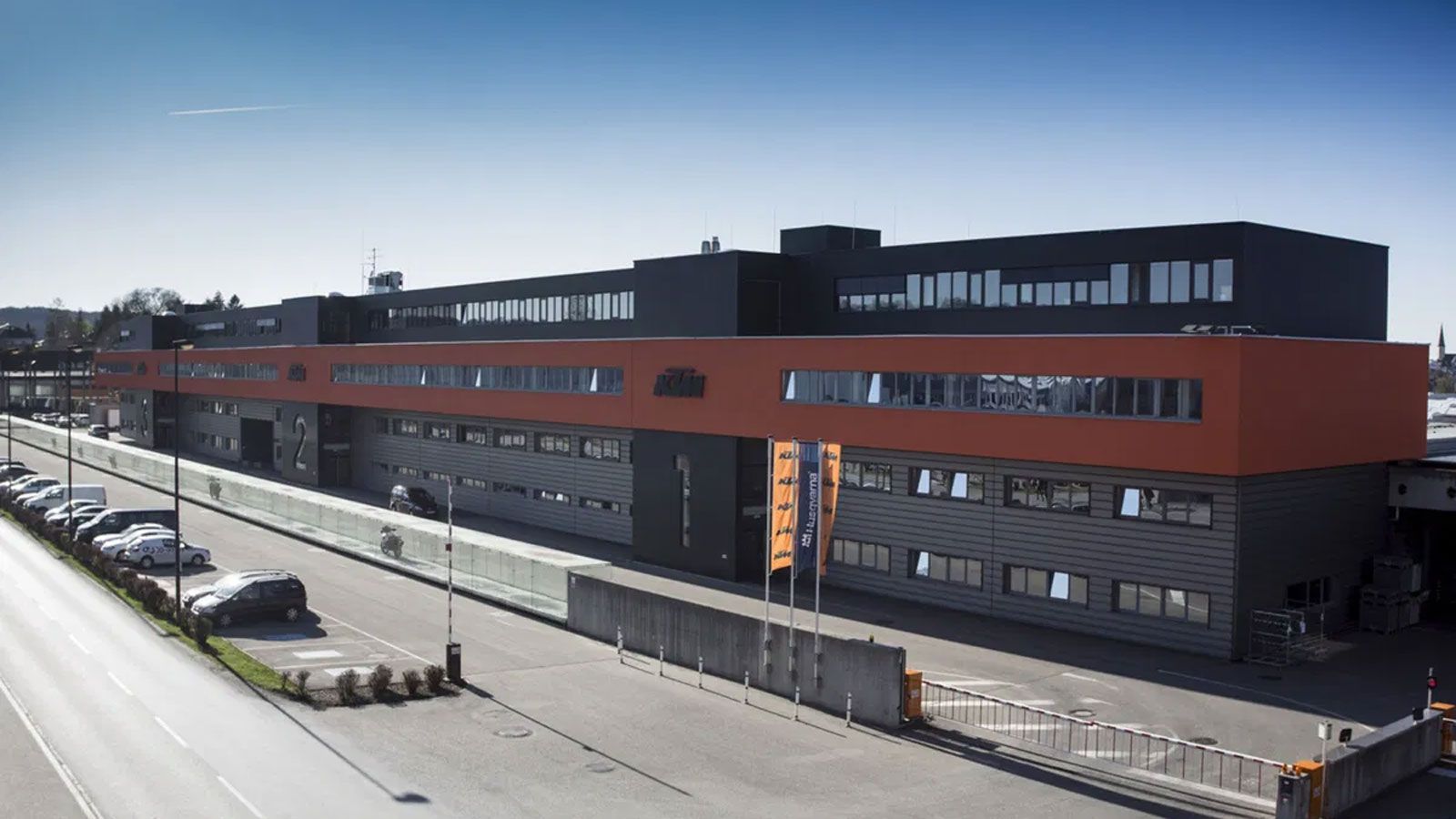 Για περισσότερα από 30 χρόνια, η KISKA υπήρξε ο βασικός σχεδιαστικός συνεργάτης της KTM, συμβάλλοντας καθοριστικά στη δημιουργία της χαρακτηριστικής «