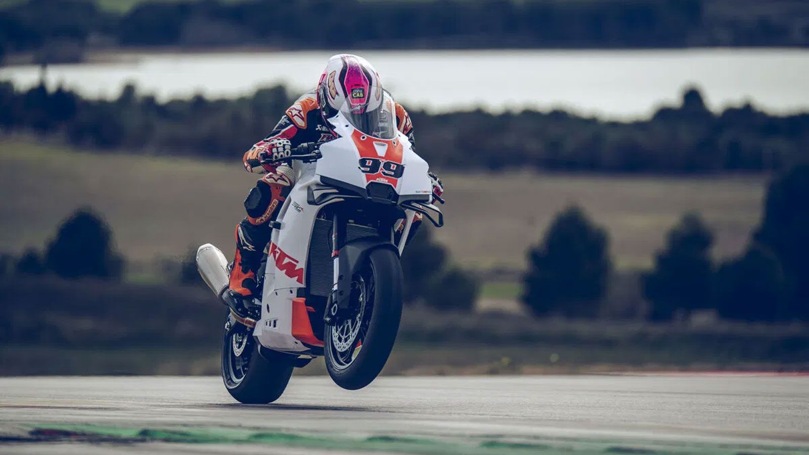 Η KTM 990 RC R Track διαθέτει τρία παραμετροποιήσιμα track modes και πλήρες πακέτο ηλεκτρονικών: Traction Control, ρύθμιση Slip, Anti-Wheelie Mode, La