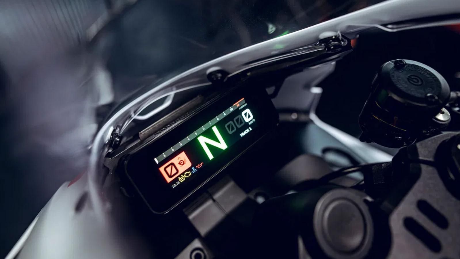 Στον βασικό εξοπλισμό περιλαμβάνονται Pit Limiter και quickshifter, ενώ η έγχρωμη TFT οθόνη 4,2 ιντσών προβάλλει δεδομένα γύρου και κρίσιμες πληροφορί