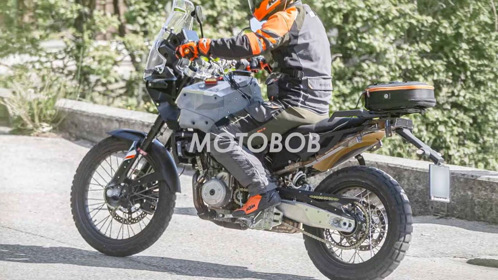 Παράλληλα, η KTM φαίνεται να ακολουθεί πιο απλές και ελαφριές τεχνικές λύσεις. Το ατσάλινο χωροδικτύωμα παραμένει εμφανές κοντά στον λαιμό του πλαισίο