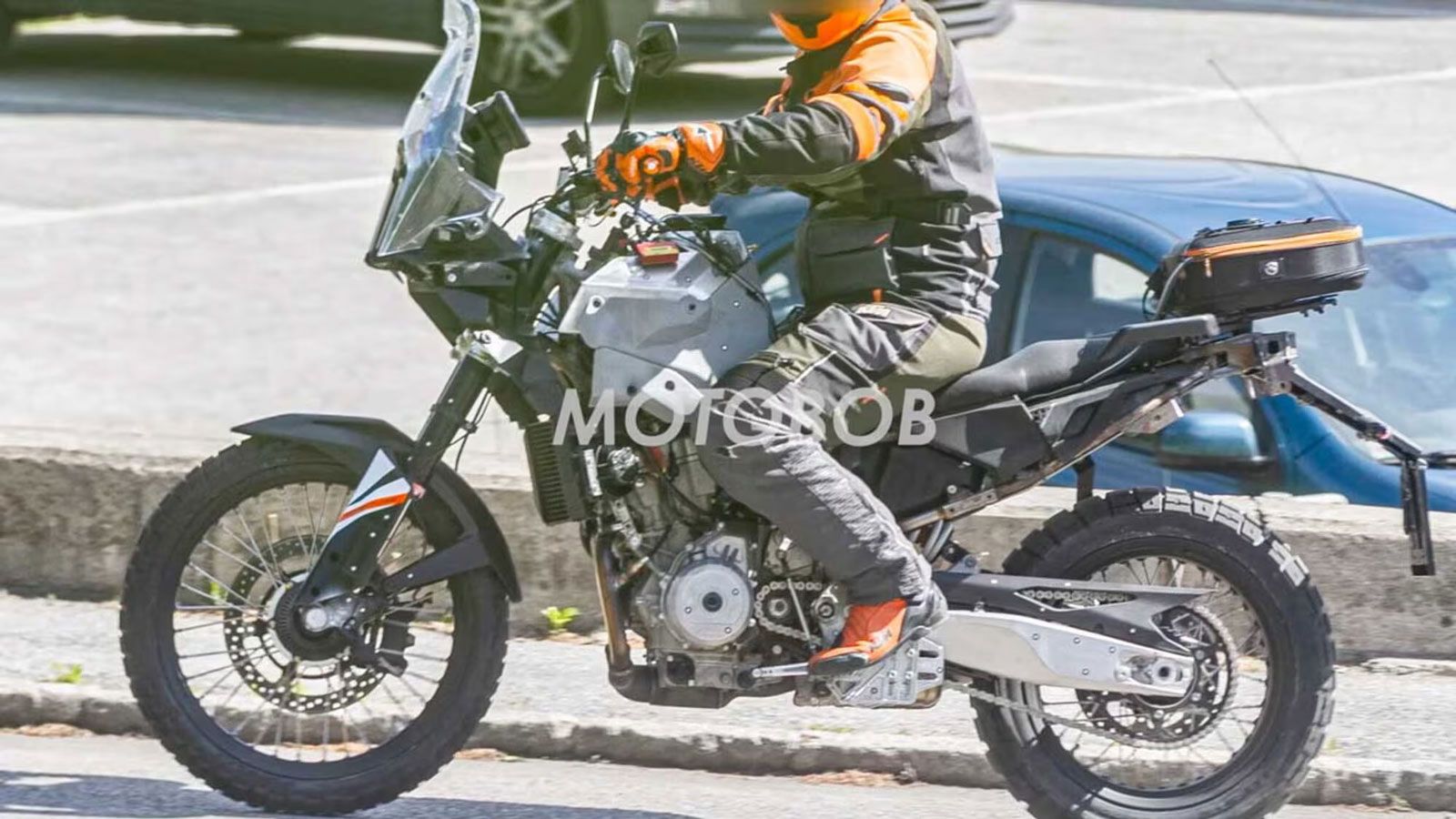 Οι πρώτες spy φωτογραφίες της νέας KTM 490 Adventure αποκαλύπτουν ξεκάθαρα ότι η KTM ετοιμάζει μία εντελώς νέα πλατφόρμα με δικύλινδρο κινητήρα, αλλάζ