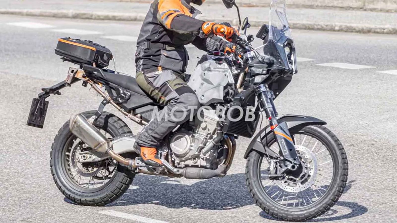 Το σημαντικότερο στοιχείο της νέας KTM 490 Adventure είναι φυσικά ο ολοκαίνουργιος parallel twin κινητήρας, ο οποίος φαίνεται πως αντικαθιστά σταδιακά