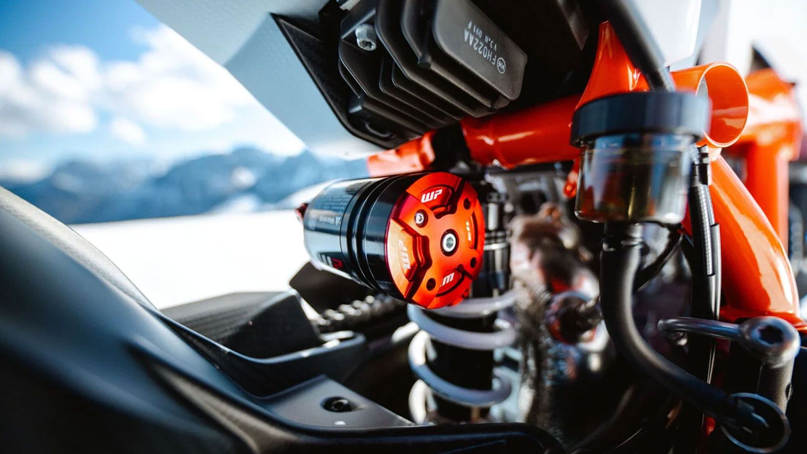  Εξοπλίζεται με αναρτήσεις WP Pro Components, που αξιοποιούν τεχνολογία εμπνευσμένη από το MotoGP και στοχεύουν σε κορυφαία αίσθηση εμπρός συστήματος,