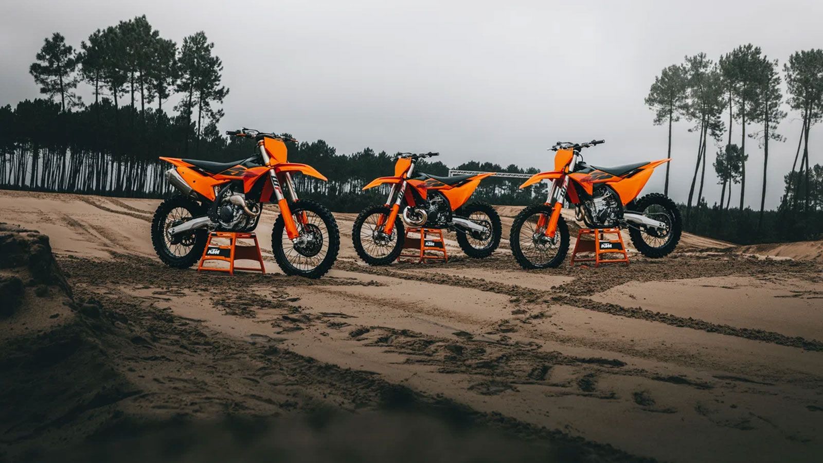 Η KTM παρουσίασε τη νέα σειρά KTM SX 2027, φέρνοντας μια σημαντική αλλαγή που δεν αφορά μόνο τις επιδόσεις, αλλά και την καθημερινότητα του αναβάτη. 