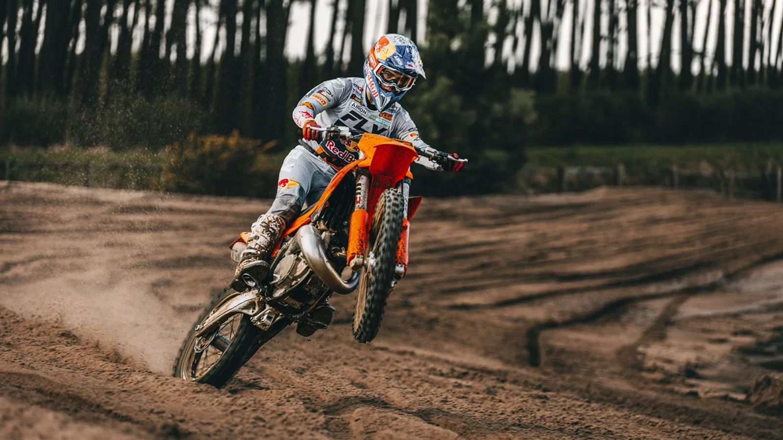 Η νέα σειρά KTM SX 2027 περιλαμβάνει πλήρη γκάμα, καλύπτοντας όλες τις ανάγκες των αναβατών. Στα δίχρονα συναντάμε τις εκδόσεις 125, 250 και 300 SX, ε