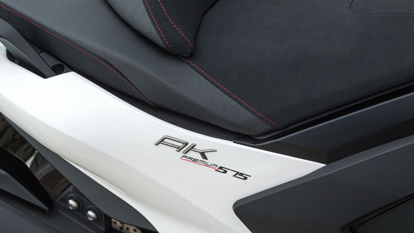 Εκ πρώτης όψεως, η σέλα μοιάζει flat αλλά το αφρώδες της δεν κουράζει ακόμα και μετά από συνεχόμενη πολύωρη χρήση, ενώ παρά το ύψος των 790 χιλιοστών 