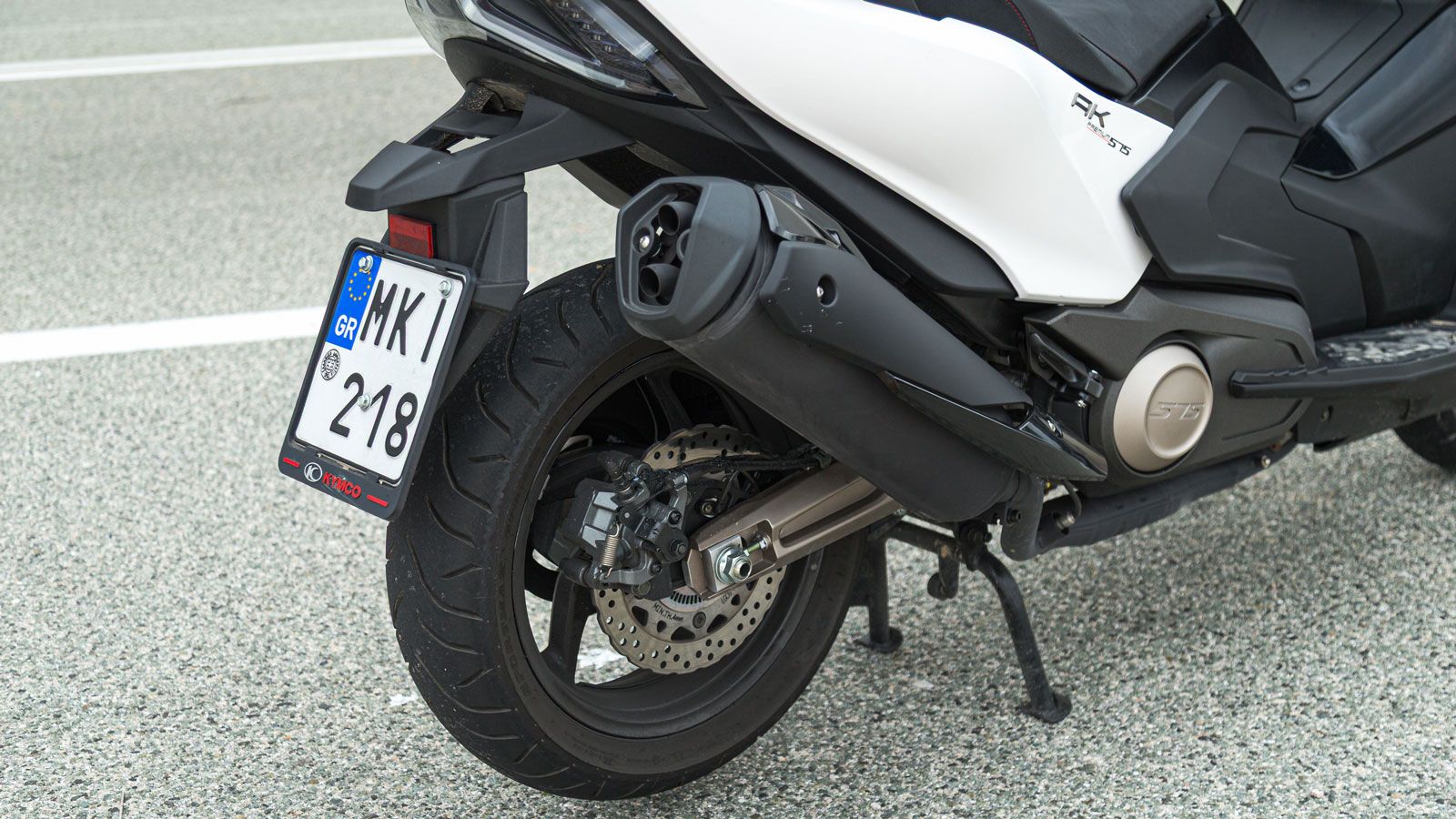 Εμπνευσμένο από μοτοσυκλέτα, το αλουμινένιο διαιρούμενο πλαίσιο φέρει τον κινητήρα στο κέντρο του, ενώ το επίσης αλουμινένιο ψαλίδι συνεργάζεται με έκ