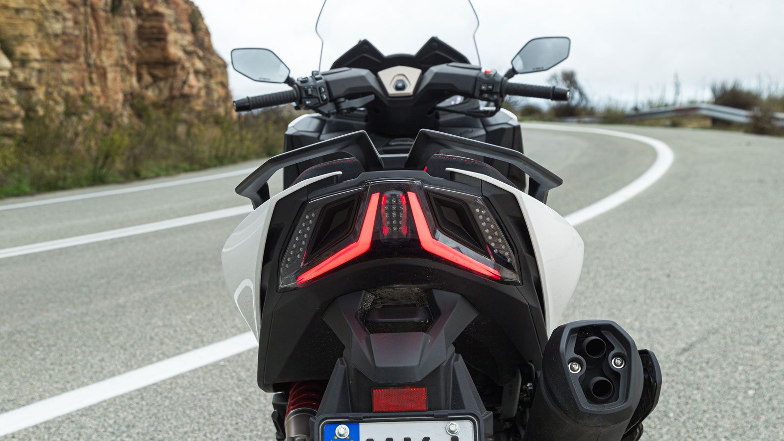 Οι premium πινελιές, βλέπε συνδυασμό ματ πλαστικών και βαμμένων glossy τμημάτων και κόκκινες ραφές με τα alcantara κομμάτια της σέλας, αναδύουν έντονο