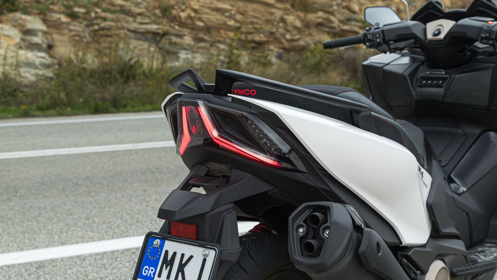 Η δυναμική σιλουέτα του ΑΚ είναι γεμάτη γωνίες και προεξοχές με αποκορύφωμα την ανασηκωμένη ουρά που ενσωματώνει τις σπορ χειρολαβές  συνεπιβάτη και τ