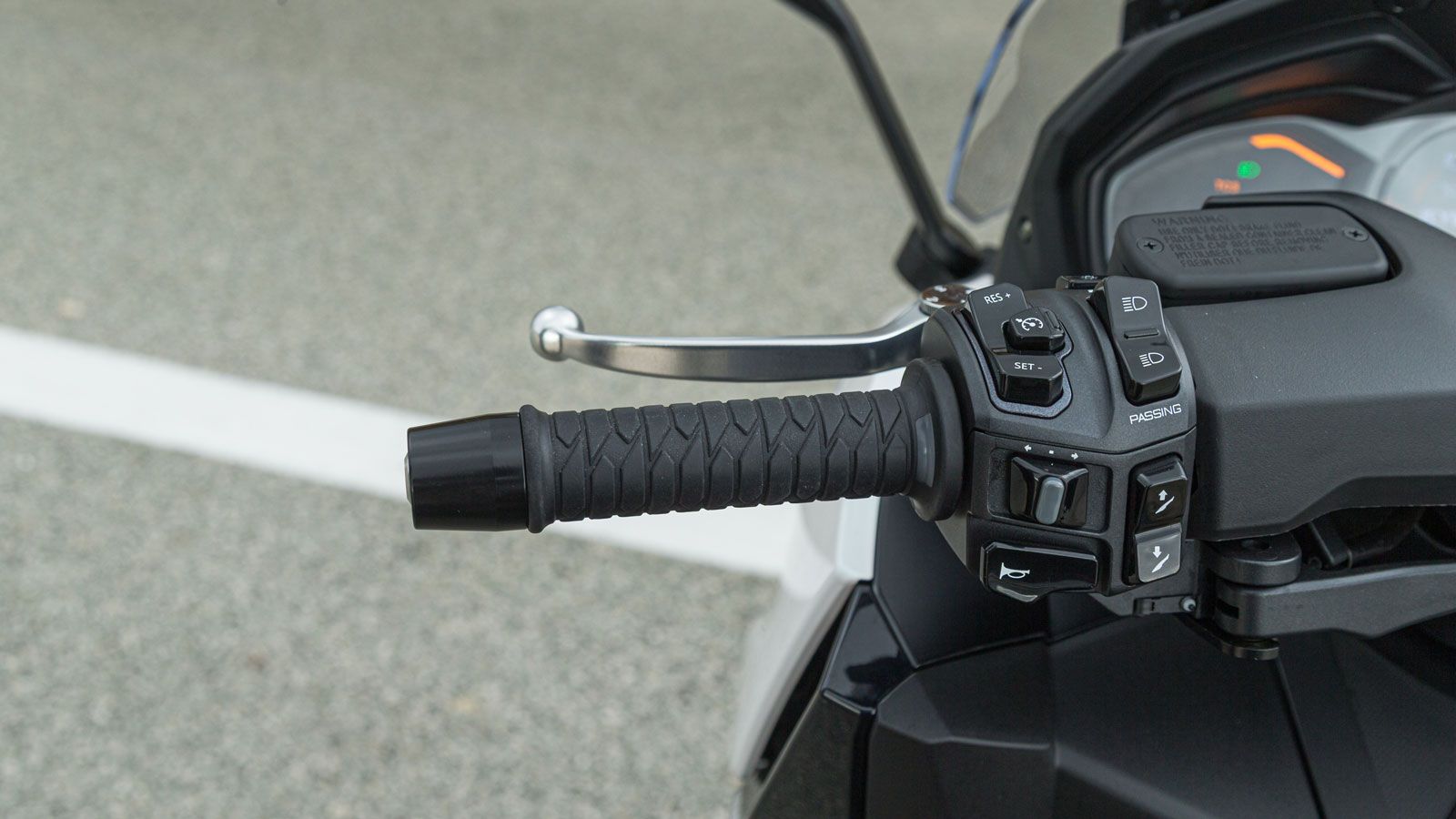 Οι εργονομικοί διακόπτες δίνουν άμεση πρόσβαση στις επιμέρους λειτουργίες των συστημάτων –μόνο στατική ρύθμιση παραμέτρων- χωρίς περίπλοκες διαδ