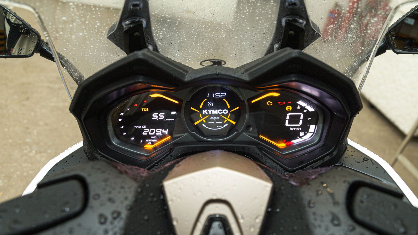  Ο πίνακας οργάνων εξακολουθεί να αποτελείται από τρεις ψηφιακές οθόνες οι οποίες φέρουν πλέον τεχνολογία IPS για μειωμένες αντανακλάσεις και μέγιστη 