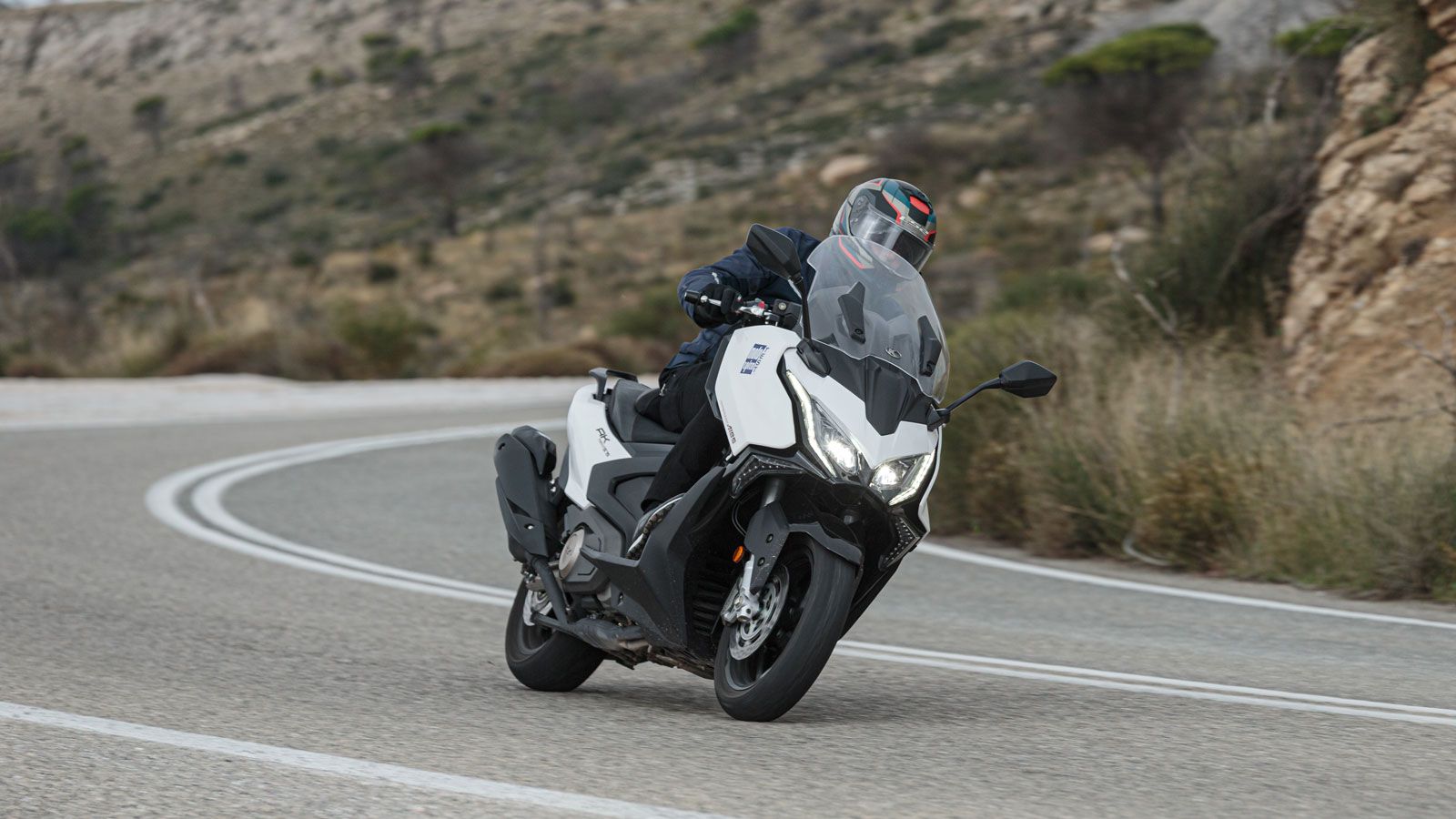 Το ΑΚ 575 μεγάλωσε σε κυβικά και ωρίμασε τεχνολογικά, θέτοντας υψηλότερα στάνταρ στην κατηγορία των mega scooter. Με δυνατότερο κινητήρα και ξεκάθαρη 