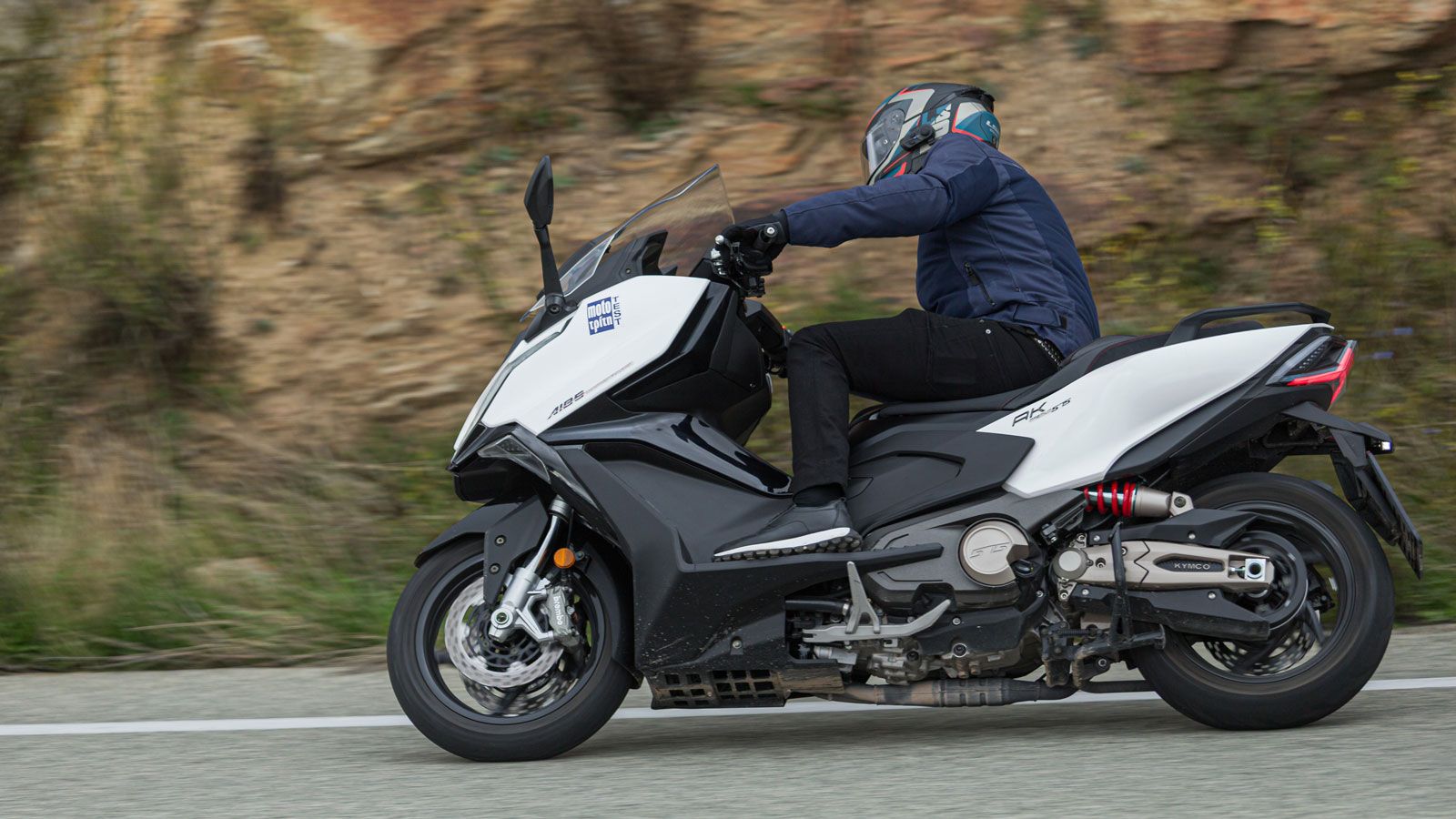 Με επιλεγμένο το Sport που αλλάζει το περίγραμμα της οθόνης σε πορτοκαλί –μπλε στο Rain- και απενεργοποιημένο το traction control, επιταχύνει απ