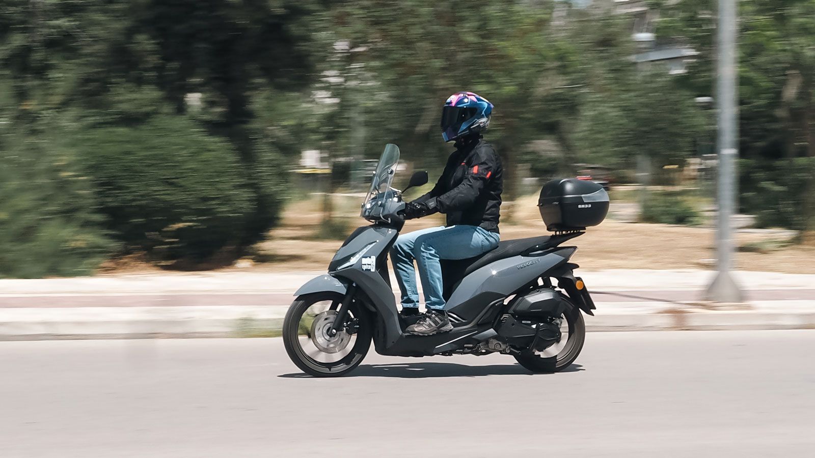 Τα πλαστικά δένουν σωστά μεταξύ τους χωρίς εμφανείς τριγμούς ή κενά, με το γκρι χρώμα της δοκιμής να αναδεικνύει τον σύγχρονο χαρακτήρα του scooter. 