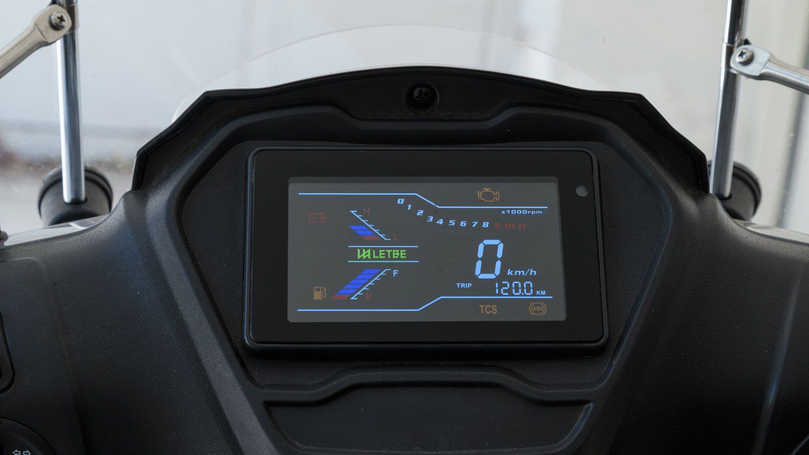 Στο τιμόνι βρίσκεται και η LCD οθόνη 5 ιντσών, η οποία παραμένει ευανάγνωστη ακόμα και κάτω από έντονο ήλιο.