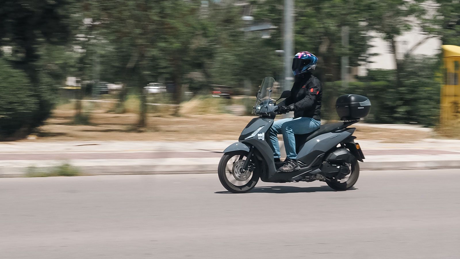 Να σημειώσουμε πως  όσο γράφονται αυτές οι γραμμές, το Velocity έρχεται με δώρο μια βαλίτσα της Shad χωρητικότητας 33 λίτρων, που αυξάνει σημαντικά τη