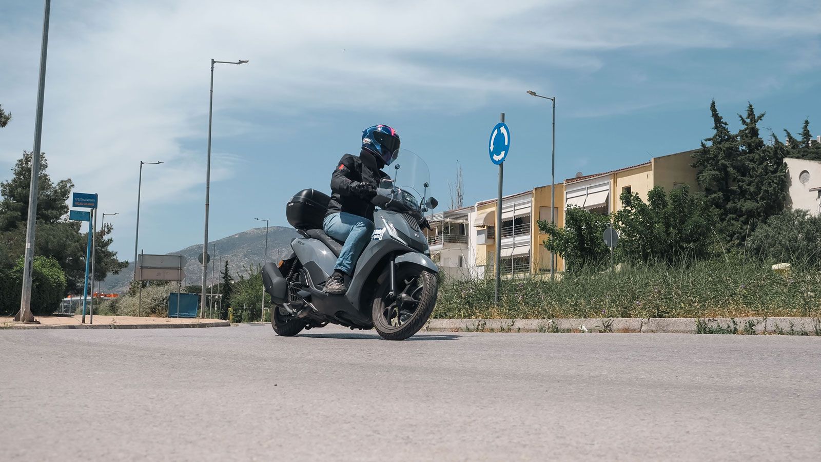 Φυσικά η μικρή διαφορά στα κυβικά σε σχέση με την κατηγορία των 125κ.εκ., είναι αυτή που θα σε πάει με ζωηράδα στο επόμενο φανάρι, ενώ παράλληλα θα κι