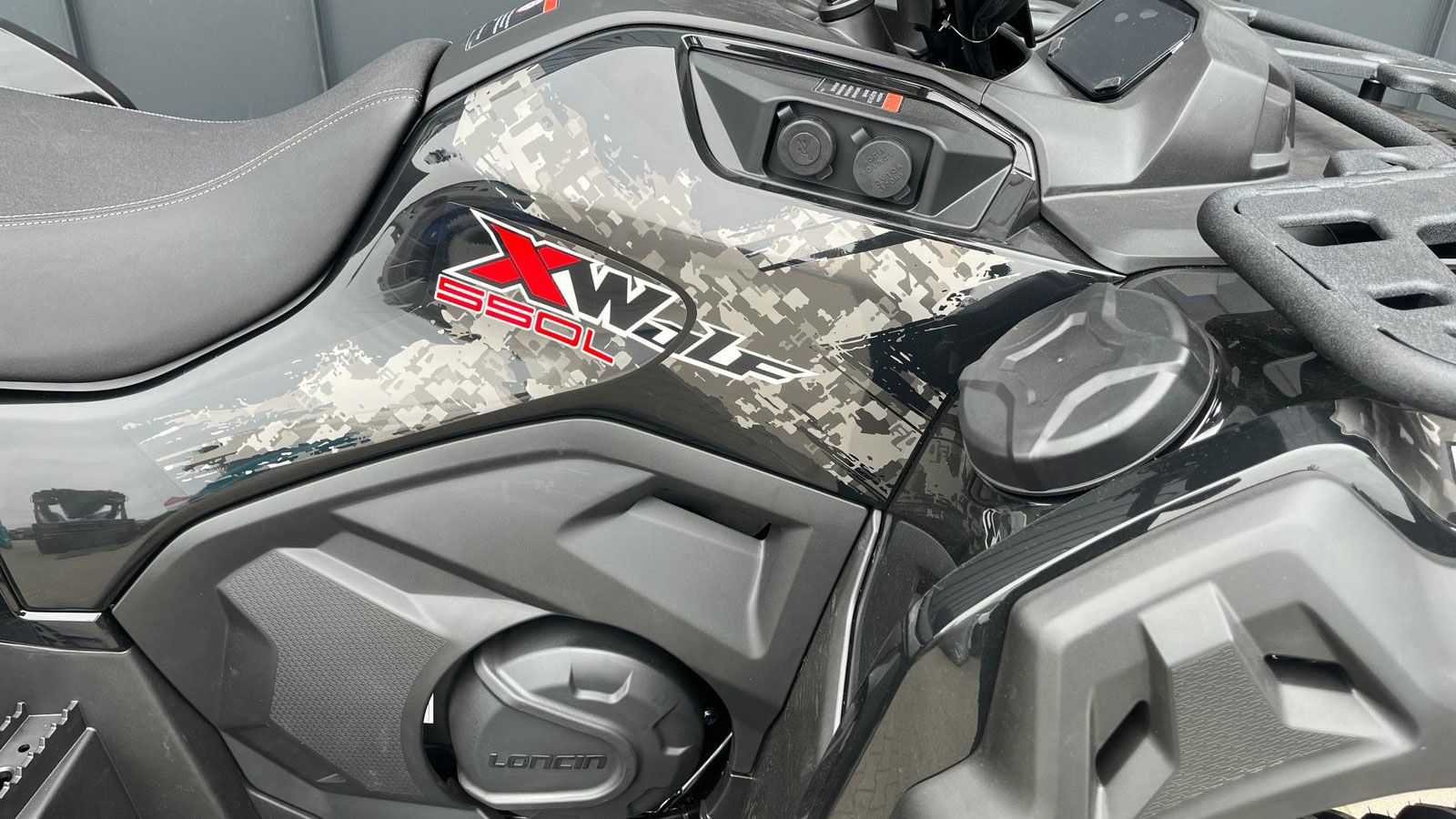 Η εταιρεία αναφέρει εργοστασιακή εγγύηση δύο ετών, πλήρη κάλυψη ανταλλακτικών και πανελλαδικό δίκτυο υποστήριξης. Για την οδήγησή του απαιτείται δίπλω