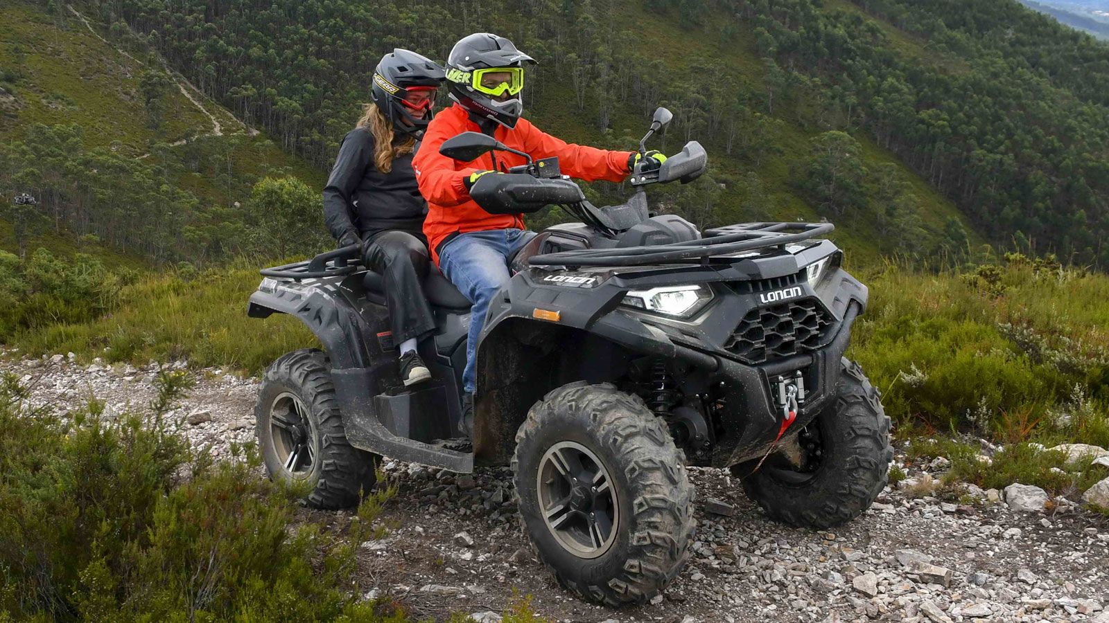 Η έκδοση LUX προσθέτει EPS ηλεκτρική υποβοήθηση τιμονιού, στοιχείο ιδιαίτερα σημαντικό σε πολύωρη εργασία ή σκληρό terrain.