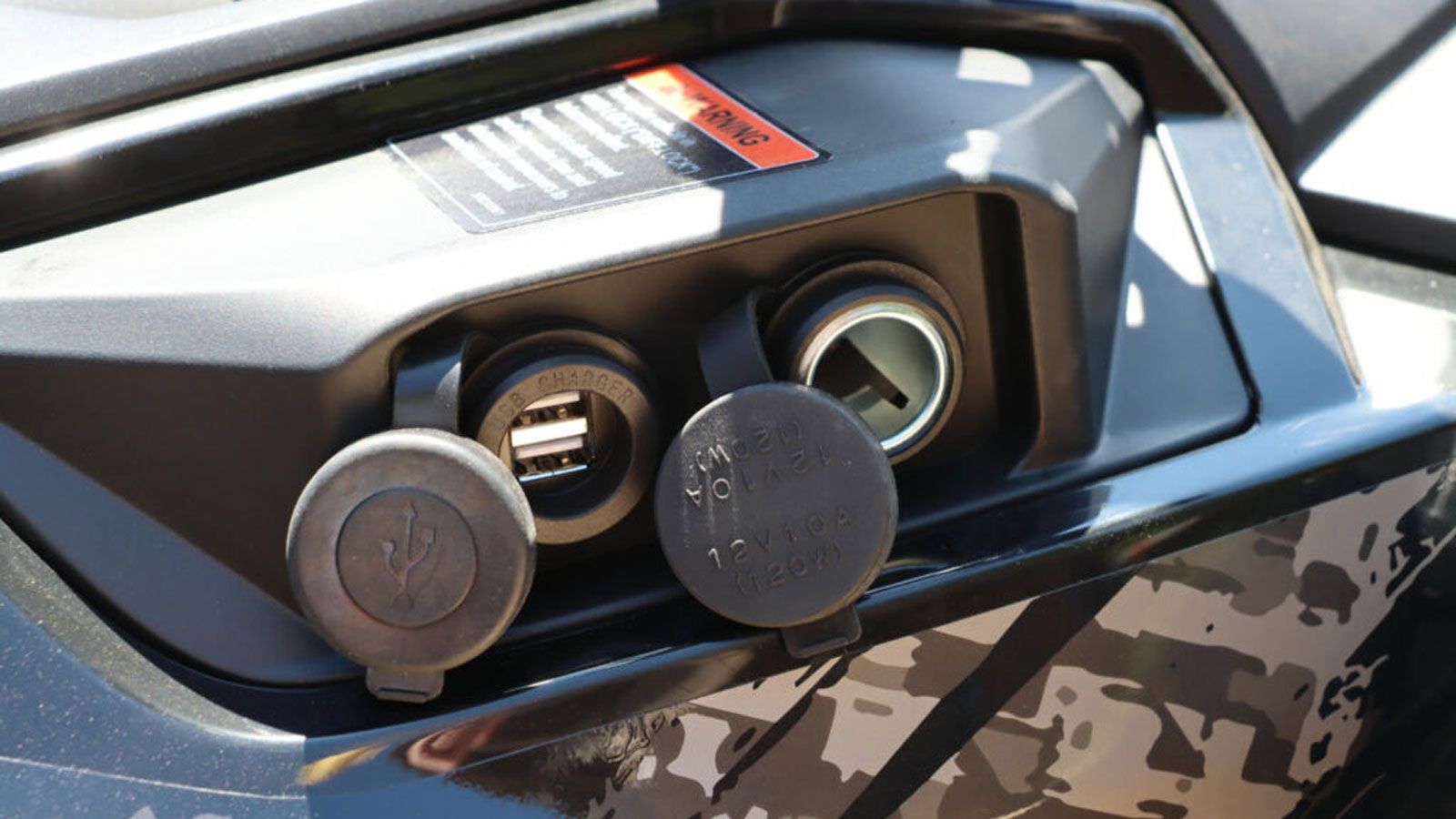 Στον εξοπλισμό βρίσκουμε επίσης LED φωτιστικά σώματα, LCD οθόνη, USB, παροχή 12V, πλάτη συνεπιβάτη και ζάντες 12 ιντσών.