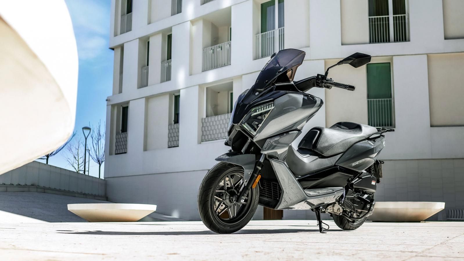 ο Morbidelli SC125 εξοπλίζεται με σύστημα Start & Stop, το οποίο σβήνει αυτόματα τον κινητήρα στις σύντομες στάσεις και τον επανεκκινεί άμεσα όταν χρε