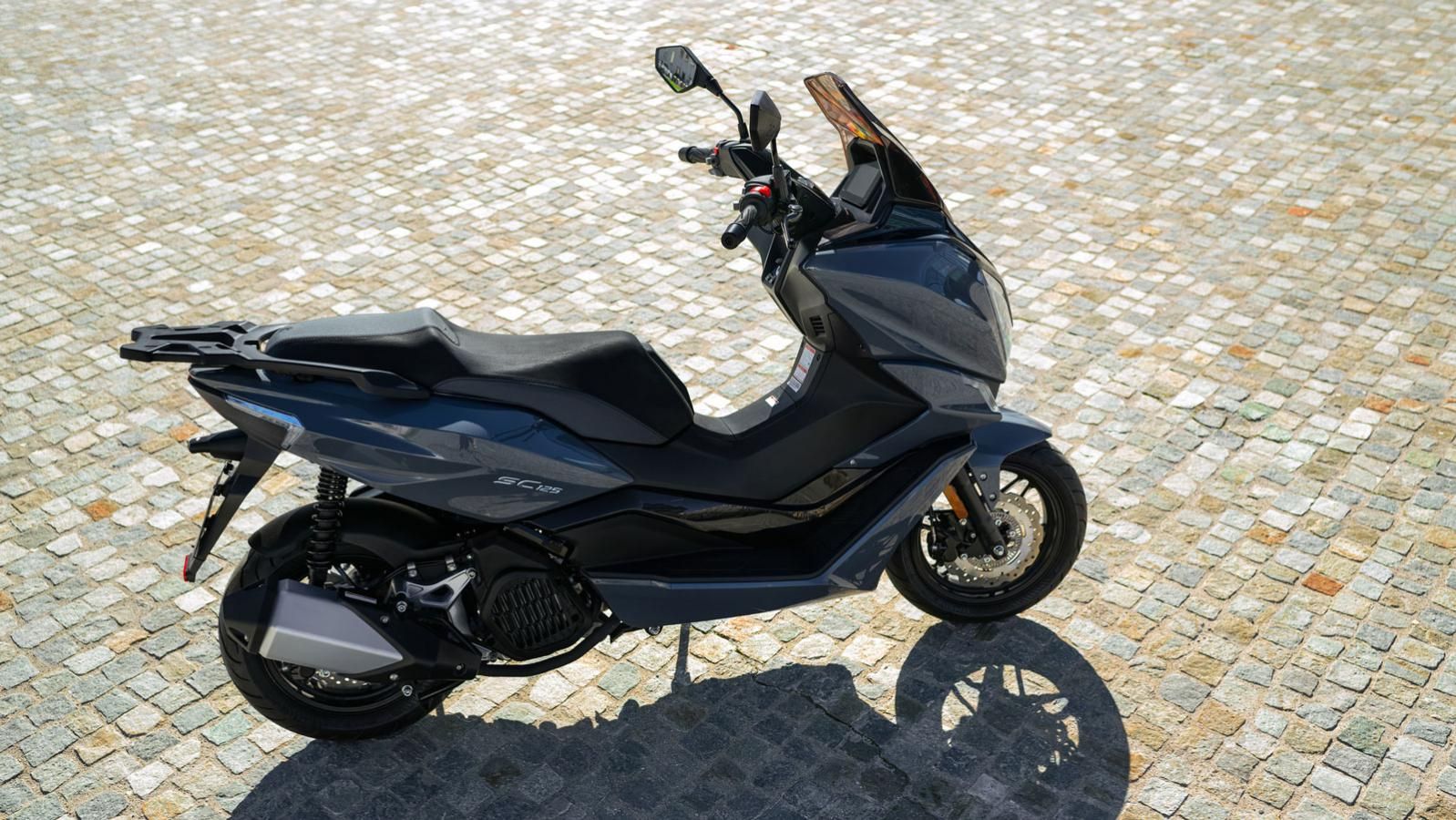 Το νέο Morbidelli SC125 διατίθεται στους χρωματισμούς Μαύρο, Ματ Μπλε και Γκρι, με προτεινόμενη λιανική τιμή 2.399 ευρώ.