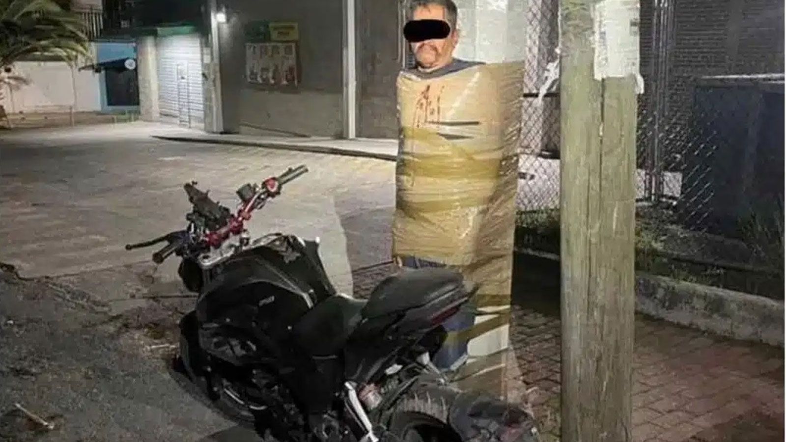 Η λέξη «κλέφτης» γραμμένη στο πρόσωπο και οι μοτοσυκλέτες δίπλα τους