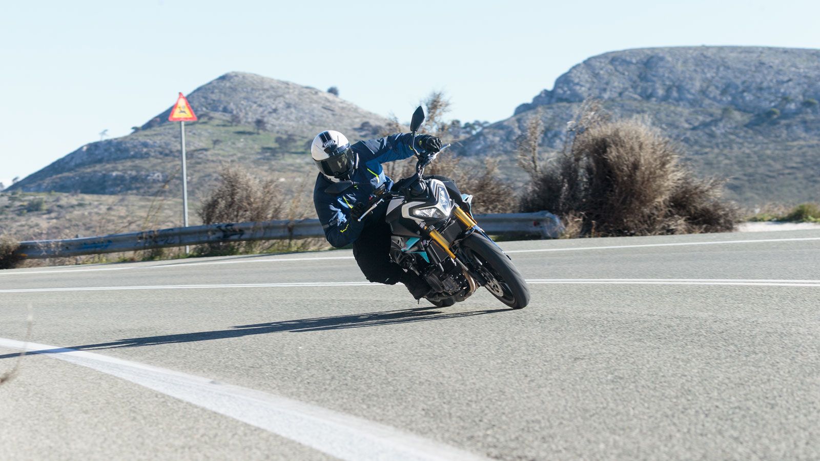 Η απόδοση είναι προοδευτική στις μεσαίες στροφές και κορυφώνεται ψηλά, προσφέροντας ζωντανή αίσθηση και διάθεση για σβέλτη οδήγηση, τόσο στην πόλη όσο