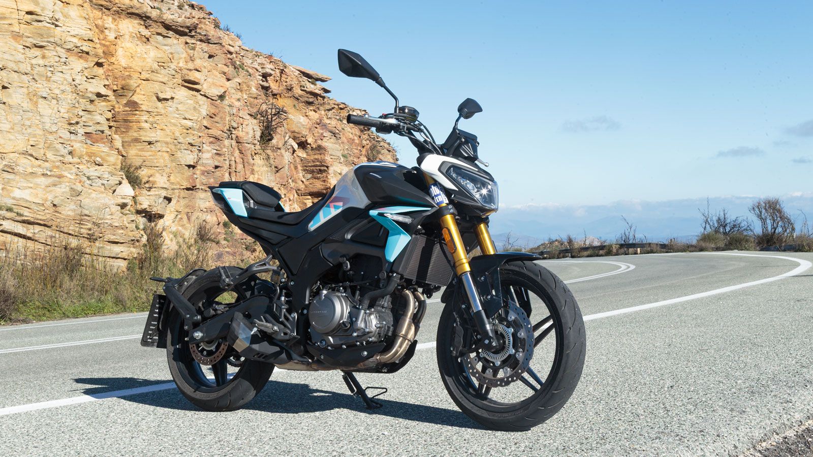 Το βάρος των 175 κιλών με υγρά σε συνδυασμό με τους 17άρηδες τροχούς εμπρός και πίσω συμβάλλουν σε εύκολο χειρισμό και ευελιξία, στοιχεία που εκτιμώντ