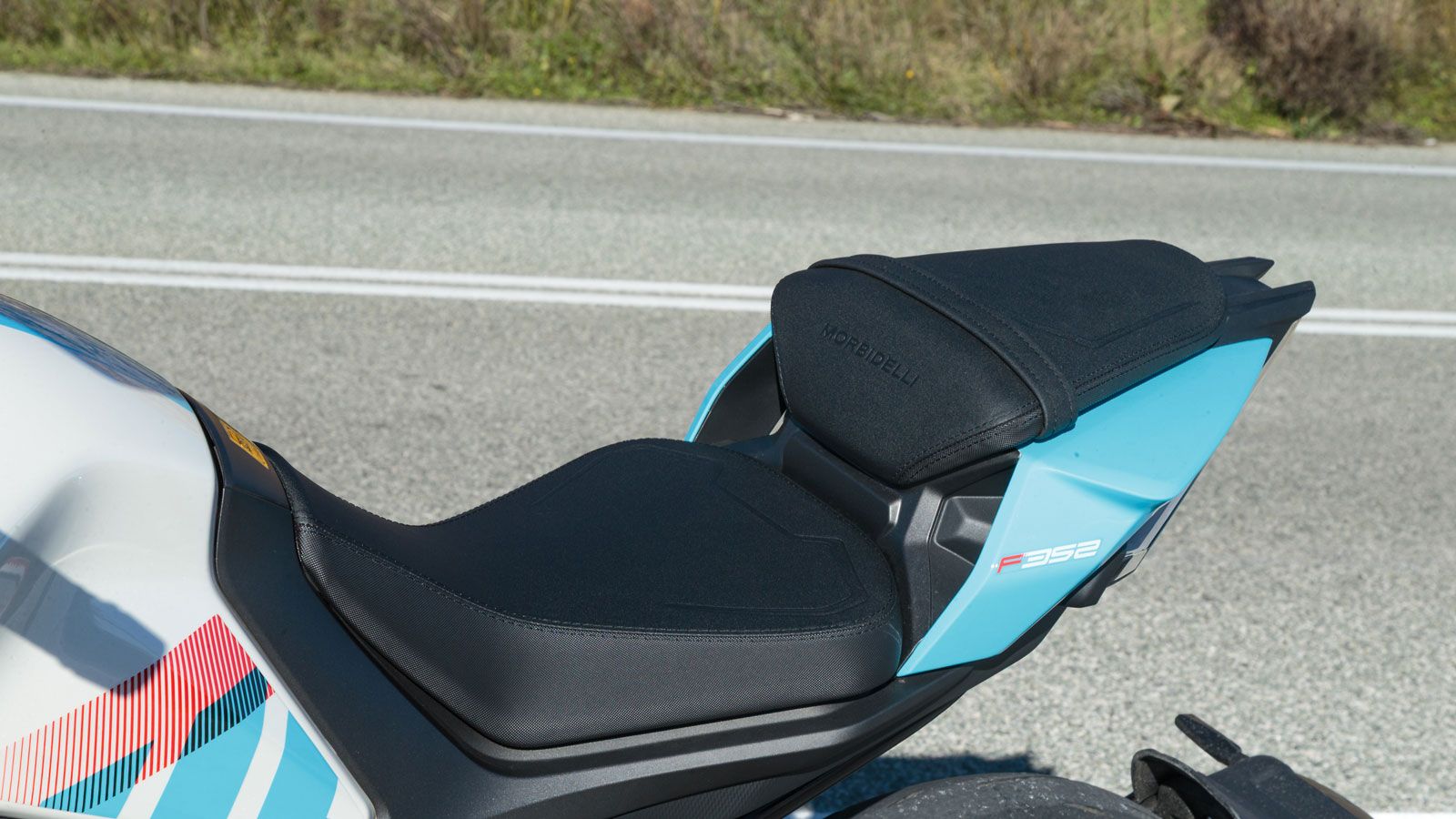 Με ύψος σέλας στα 790 χιλιοστά, η μοτοσυκλέτα είναι προσιτή σε αναβάτες κάθε ύψους, προσφέροντας σπορ αλλά και φιλική θέση οδήγησης, κάτι που παίζει σ