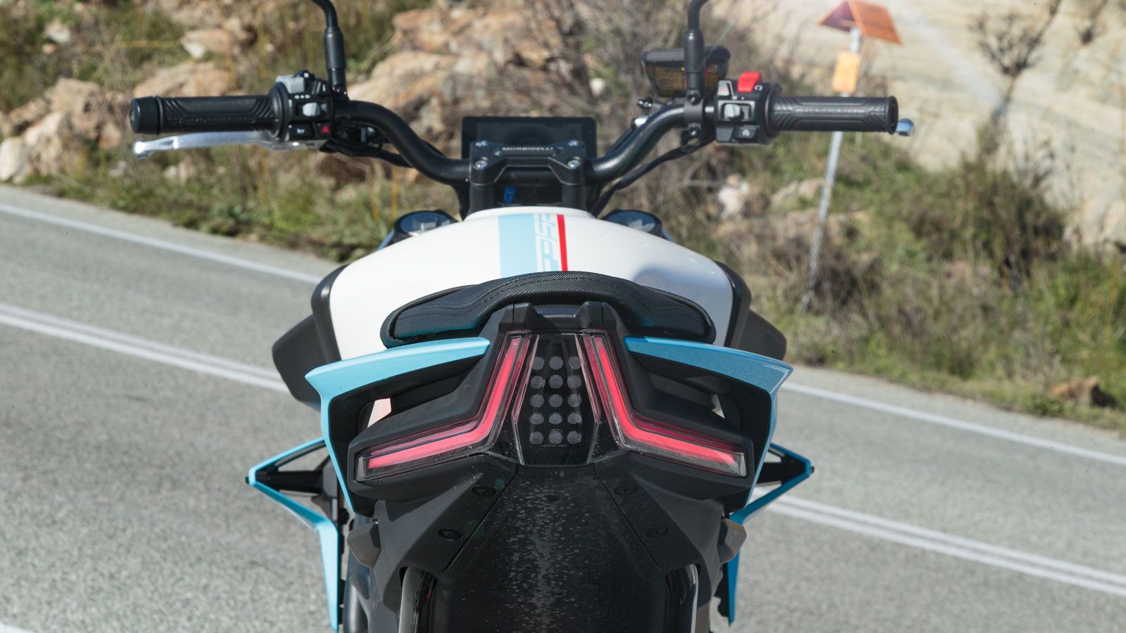 Η σχεδίασή της ακολουθεί αιχμηρές γραμμές, με compact σιλουέτα και στοιχεία που παραπέμπουν σε πιο αγωνιστικά μοντέλα, χωρίς όμως να χάνει τον καθημερ